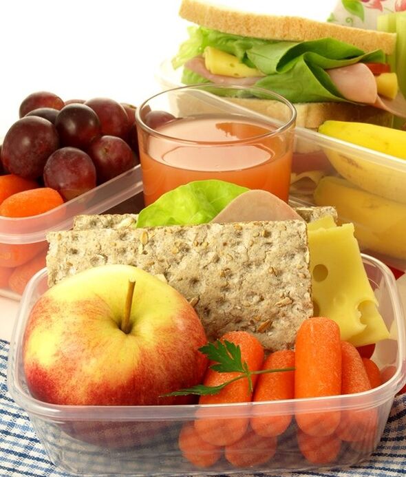 Raw fruits and vegetables can be used as a snack when following the Table 3 diet. 